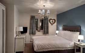 Charming Wentworth Lodge With Countryside Views